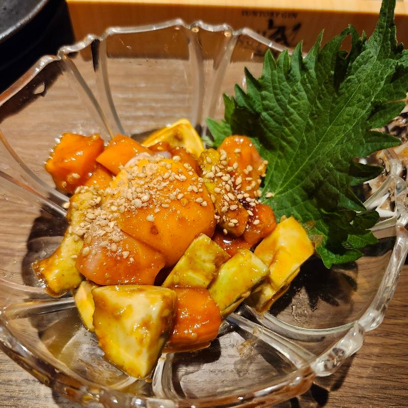 アボカドサーモンユッケ風(琉球炭火焼き鳥 串彦)