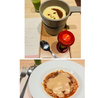 チーズをかけるボロネーゼ