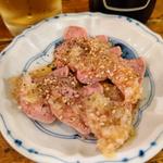 タン刺し(もつ焼きごえん 野毛店)