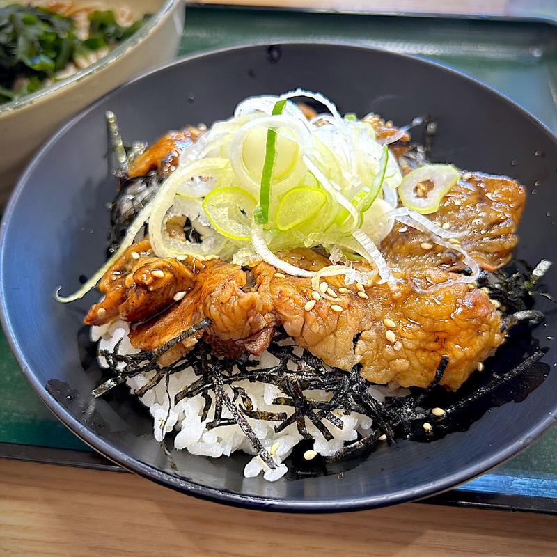 国産豚とろ炭火焼き丼セット(名代 箱根そば 喜多見店)