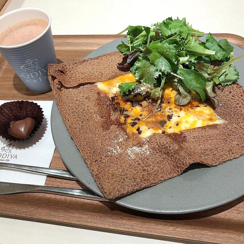 大阪限定カカオガレット "白いフロマージュ"と3種のチーズ(GODIVA café DIAMOR OSAKA)