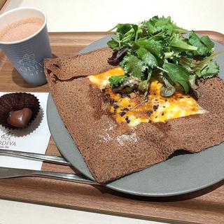 大阪限定カカオガレット "白いフロマージュ"と3種のチーズ(GODIVA café DIAMOR OSAKA)