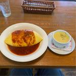 チーズ入りトマトソースのオムライスM (サラダorコーンスープ、ドリンク付)(みるくカフェ )