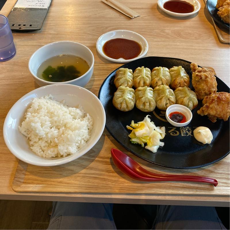しそまる8カラ定食(餃子8個、唐揚げ2個、ご飯、スープ、食べるラー油、漬物)(金まる餃子)