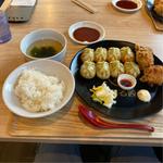 しそまる8カラ定食(餃子8個、唐揚げ2個、ご飯、スープ、食べるラー油、漬物)