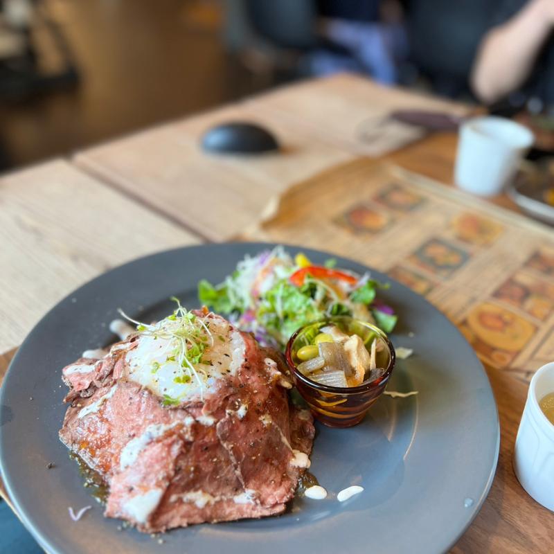 ローストビーフ丼(めがね)