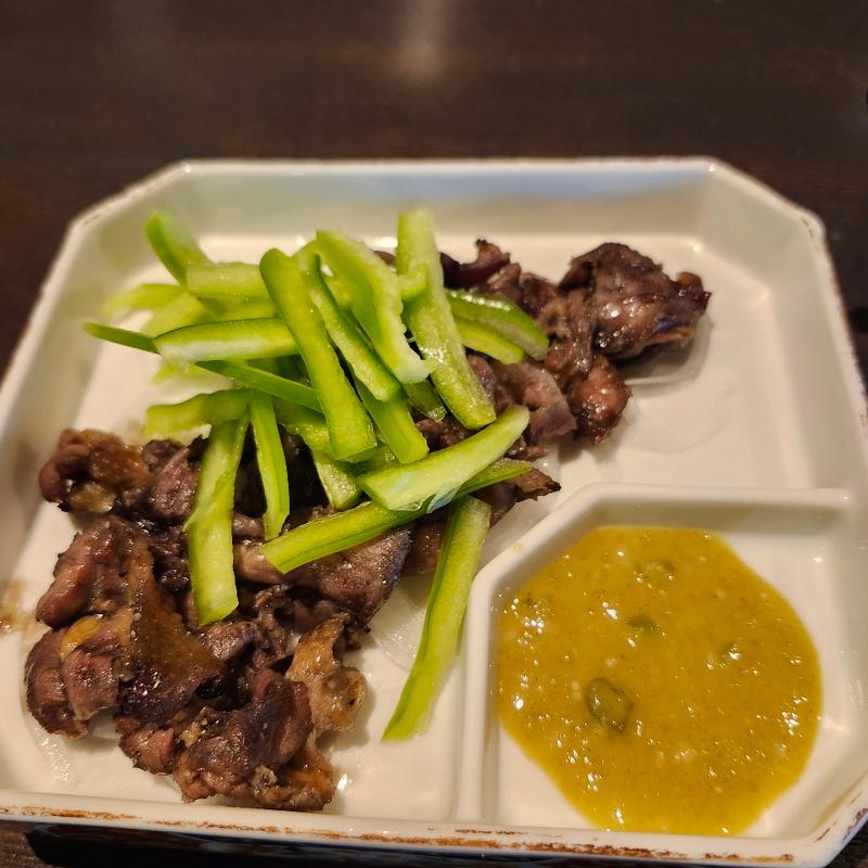 親鶏黒焼きとピーマンのおつまみ(すみびやき串串 )