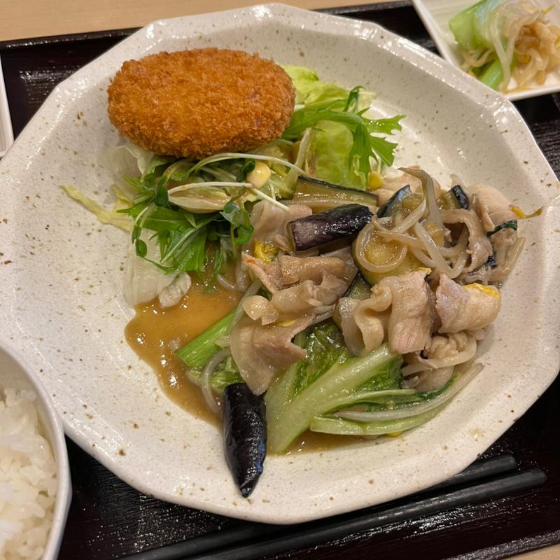 日替わり　豚肉と野菜の味噌炒めとメンチカツ(絆 旬の肴と和み酒場)