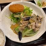 日替わり　豚肉と野菜の味噌炒めとメンチカツ