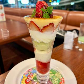 苺とピスタチオのブリュレパフェ