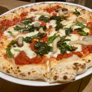 きのことほうれん草のピザ