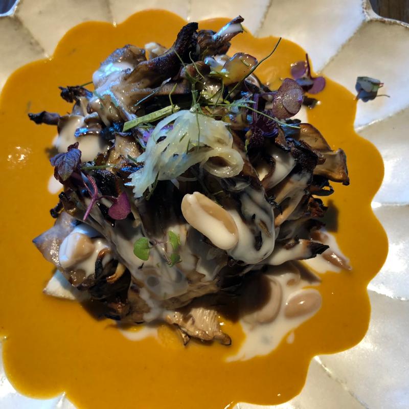 舞茸とナッツのココナッツレッドカレー(サーワーンビストロ)