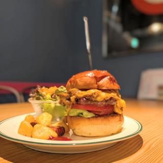 牛すじラグーのチリチーズバーガー