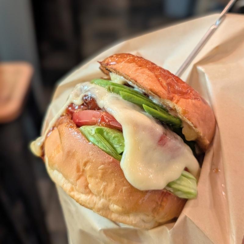 アボカドモッツァレラチーズ照り焼きバーガー(S.B. DINER KOBE)