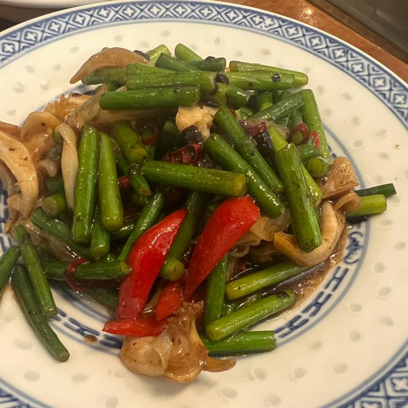 にんにくの芽、つぶ貝の黒豆炒め(香港麺 新記)