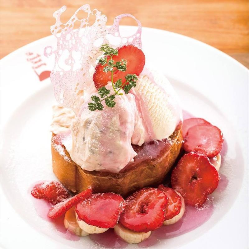 熊本産あまおうと桜花クリームのフレンチトースト(メレンゲ都立大学店)