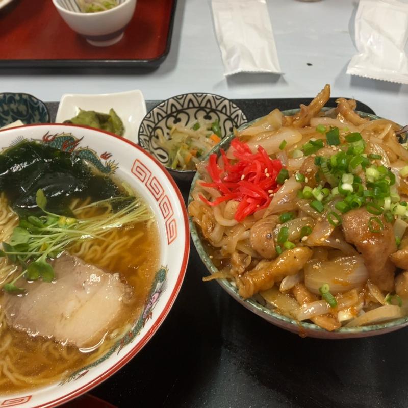 ラーメン鶏皮丼(花藤食堂)