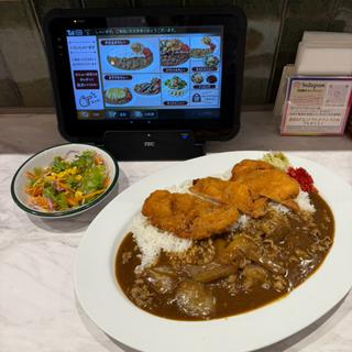 チキンカツビーフカレー　ミニサラダ(しあわせのビーフカレー 浅草中央店)