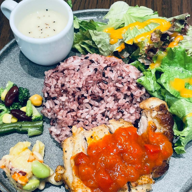 グリルチキンと黒米ごはんのカフェプレート(マザーリーフ・ティースタイル グランエミオ所沢店)