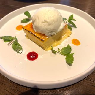 北海道産ミルクタップリ！！クレームブリュレ　ミルクジェラートのせ(Frutti di Mare（フルッティ ディ マーレ）横浜)