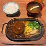 煮込みハンバーグ定食特製デミグラスソース