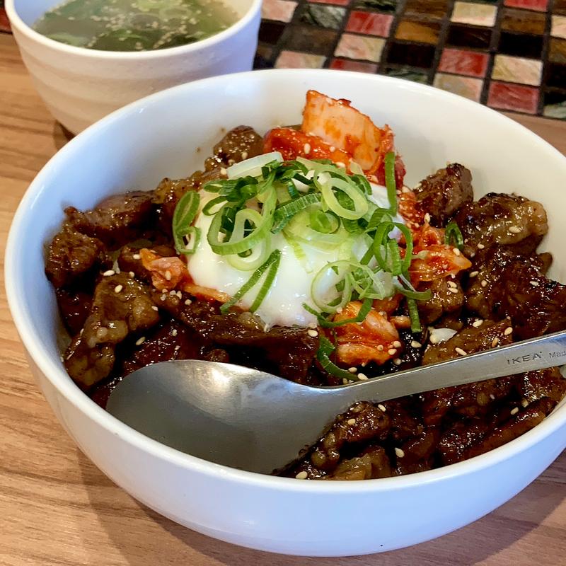 和牛すじ肉丼 温玉のせ(焼肉 肉兵衞)