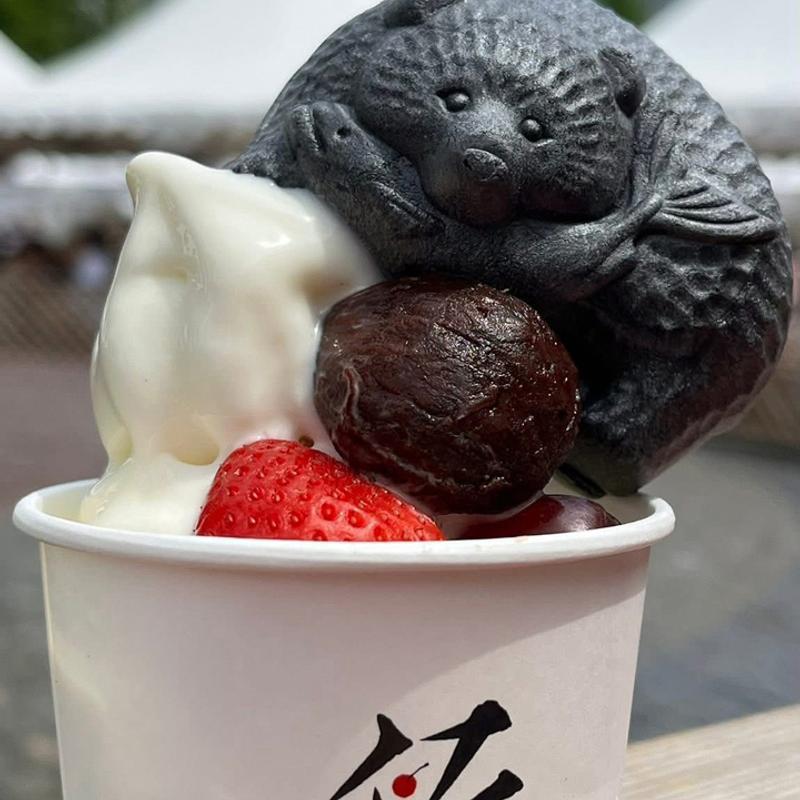 北海道ソフトクリーム 熊フルーツとミルク(パフェ、珈琲、酒 『佐藤』)