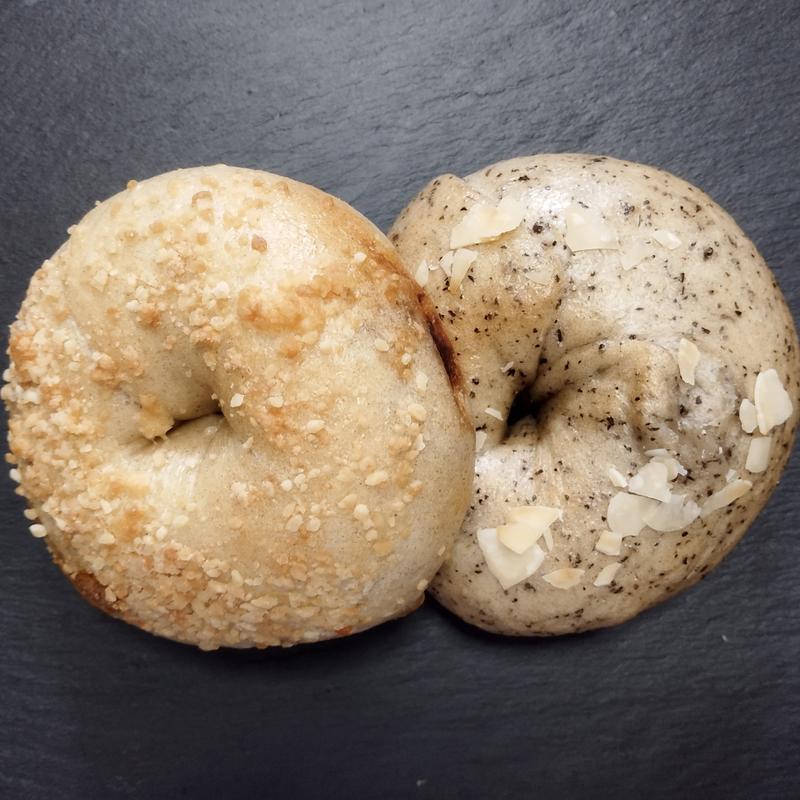 キーマカレー、いちじく・チーズケーキの紅茶ベーグル(土曜と日曜とソフトクリームとベーグル)