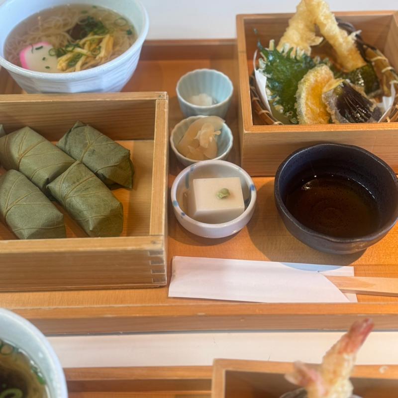 柿の葉寿司天ぷらセット(ゐざさ 大和吉野 柿の葉寿司 東大寺門前夢風ひろば店)