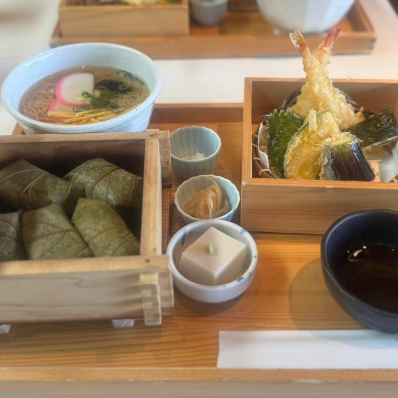 蒸し柿の葉寿司天ぷらセット(ゐざさ 大和吉野 柿の葉寿司 東大寺門前夢風ひろば店)