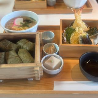 蒸し柿の葉寿司天ぷらセット