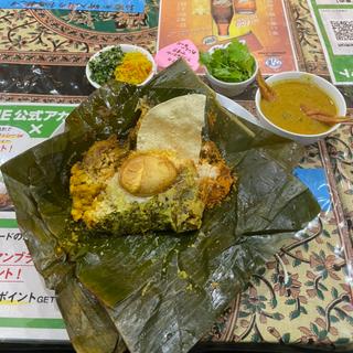 バナナの葉に包んだスペシャルアンブラ(セイロンカリー)