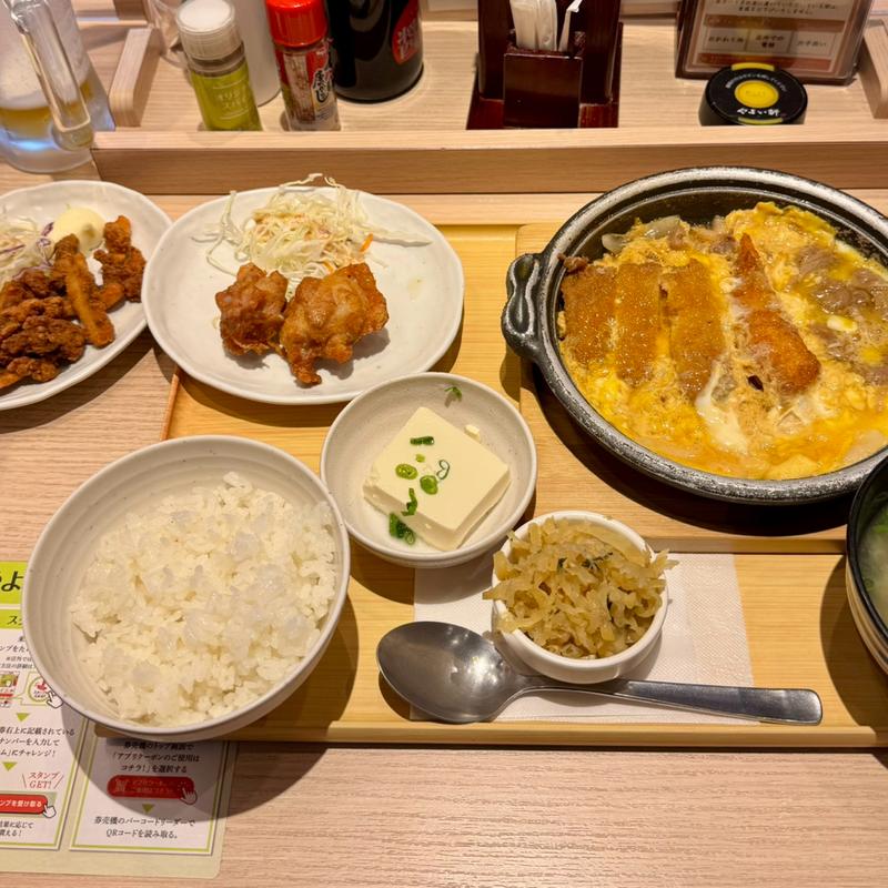 ミックスカツとじにミニ唐揚げとイカの唐揚げ(やよい軒 阪急茨木店)