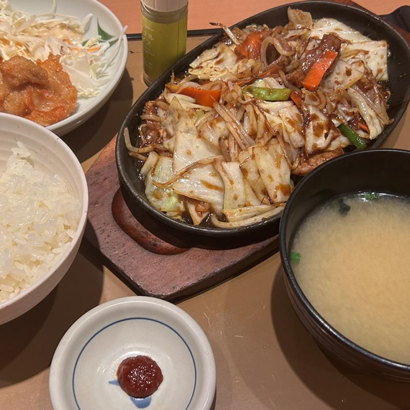 ～ガツンとニンニク～たっぷり野菜の豚ハラミ炒めとから揚げの定食(やよい軒 蔵前店)