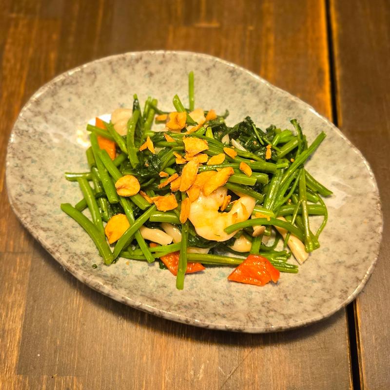 エビと空芯菜のガーリック炒め(中菜バル 堂島)