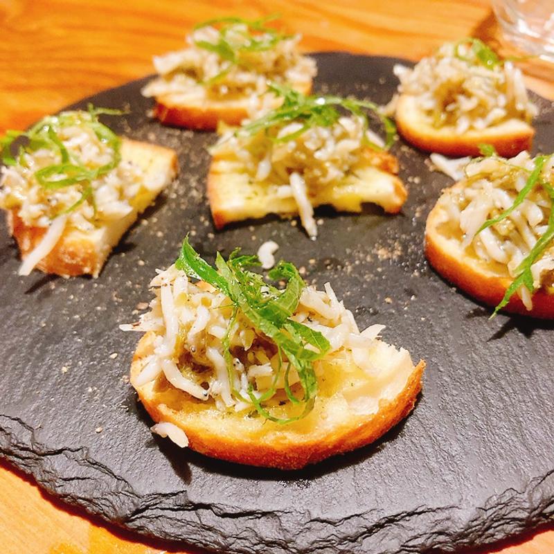 しらすとシソのひとくちトースト(Bistro Ruelle)