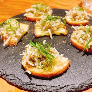 しらすとシソのひとくちトースト(Bistro Ruelle)
