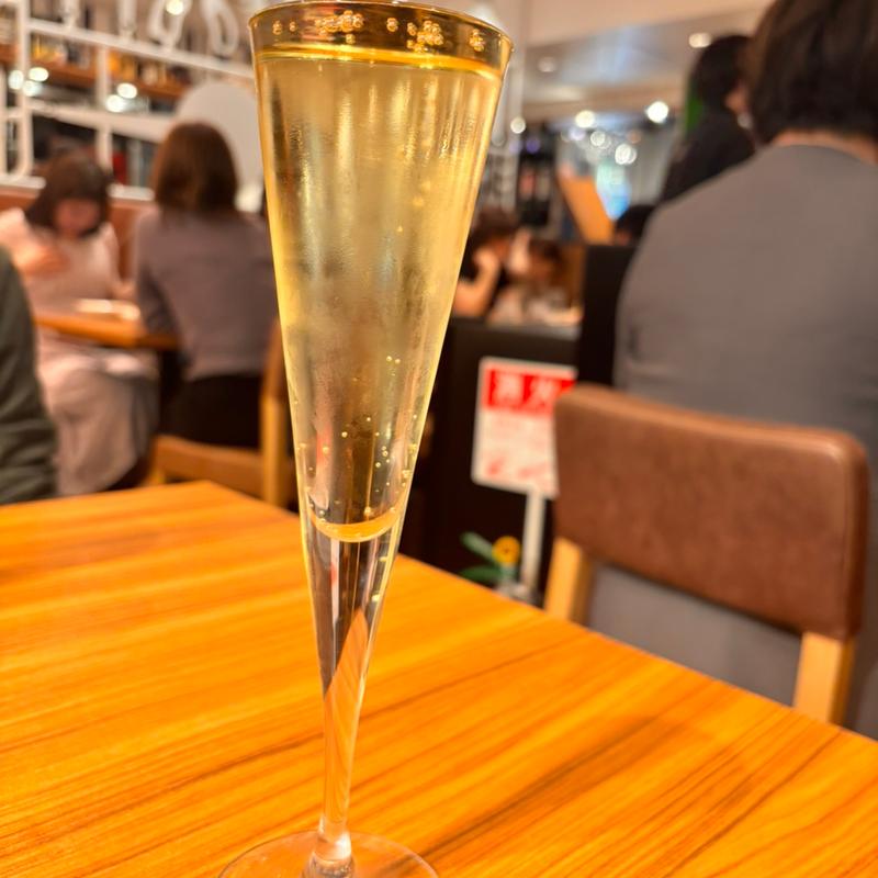 こぼれワイン(俺のイタリアン YAESU （ヤエス）)