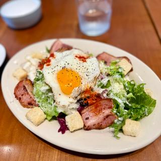 厚切りスモークベーコンと目玉焼きのシーザーサラダ