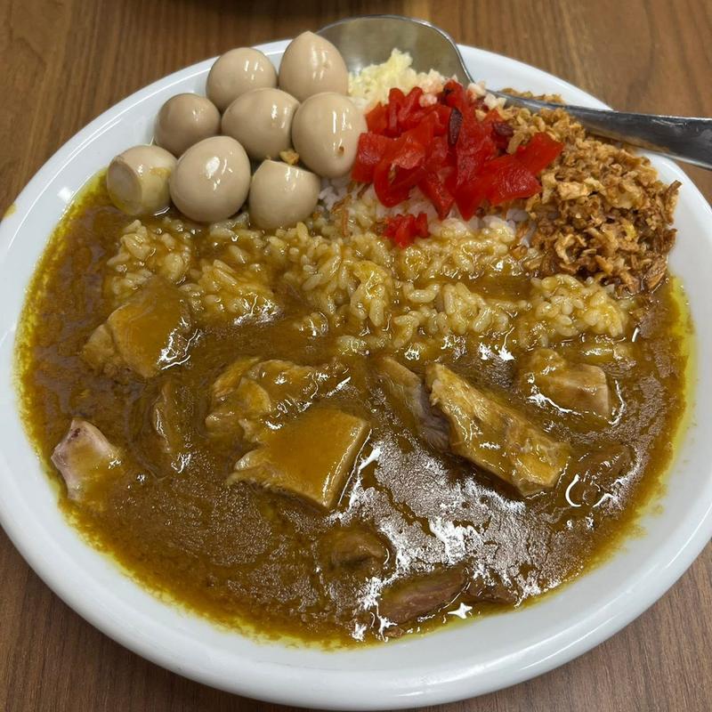 俺道カレー ライス300g チャーシュー1枚 味付けうずら5個(俺の生きる道 入谷店)