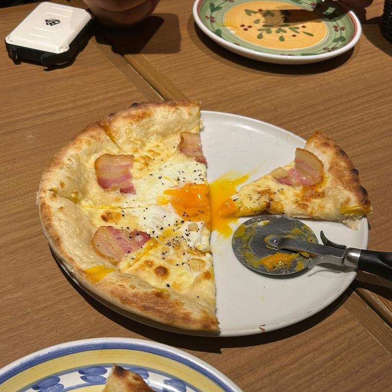 半熟卵とベーコン、玉葱のピッツァ　ビスマルク風(マーケットレストランAGIO サンシャインアルパ店)