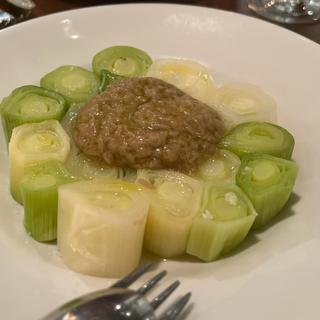 ポロネギの蒸し焼きアンチョビソース