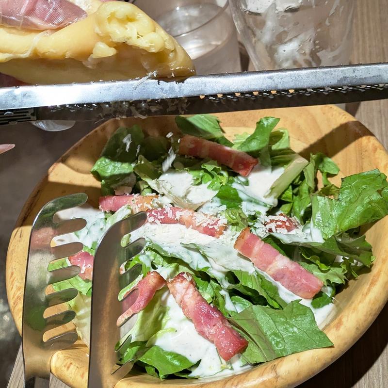 目の前で削るラクレットチーズとカリカリベーコンのシーザーサラダ(Cheese Meets Meat YOKOHAMA)