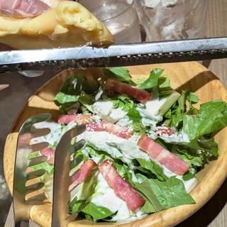 目の前で削るラクレットチーズとカリカリベーコンのシーザーサラダ(Cheese Meets Meat YOKOHAMA)