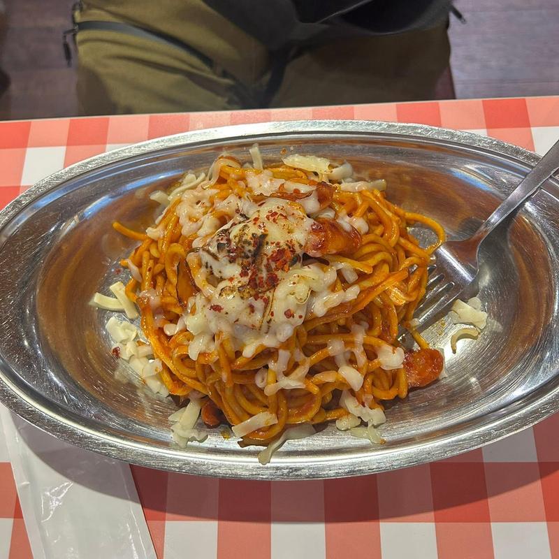 旨辛ナポリタン 焼きチーズのせ(スパゲッティーのパンチョ渋谷店)