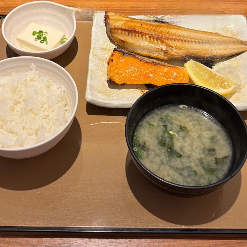 銀鮭の西京焼きとしまほっけの定食(やよい軒 大和田新田店)