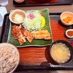 しまほっけともろみチキンの炭火焼き