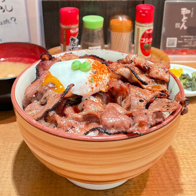 ましまし豚丼ミックス温玉のせ(炭火豚丼和とん)