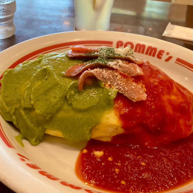 アボカドトマトソースのサーモンチーズオムライス(カナダ産紅鮭)(ポムの樹 天王寺MIOプラザ館店)