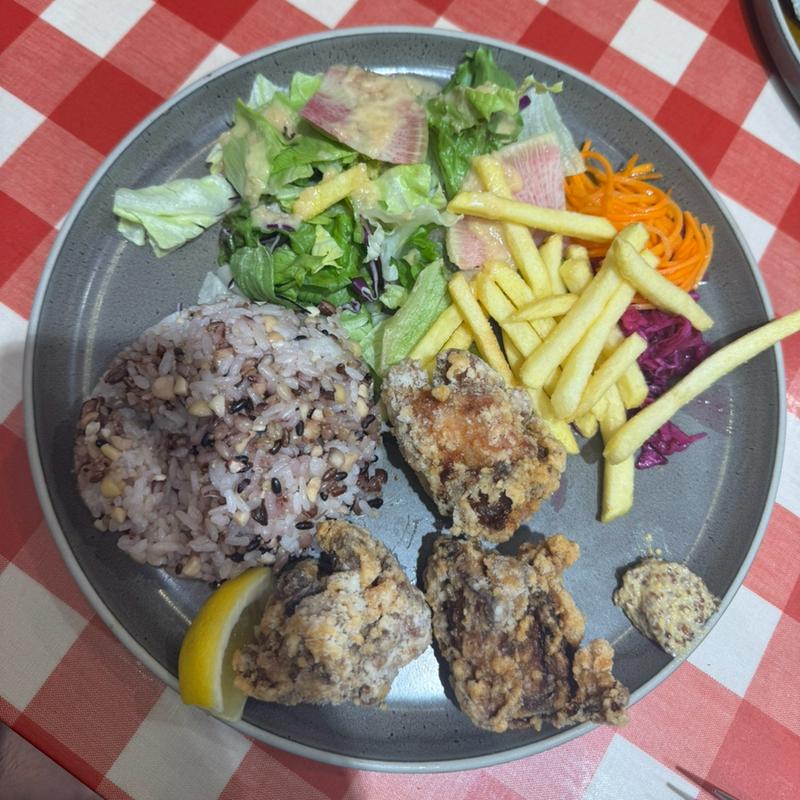 十穀米とフライドチキンのカフェプレート(パステルイタリアーナ 幕張店)